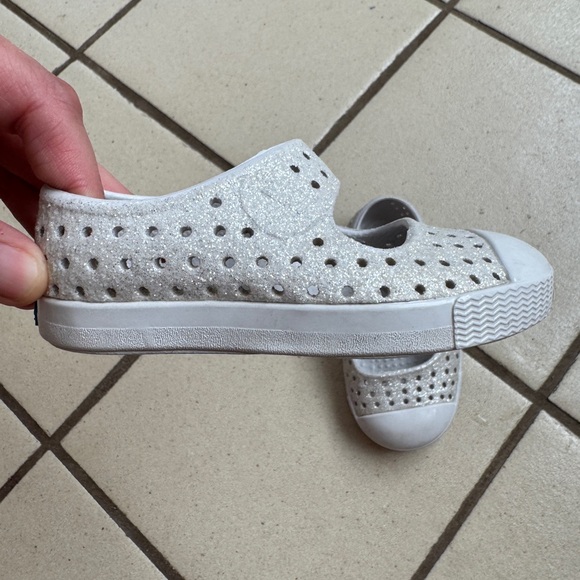 Native Toddler Jefferson Juniper Slip On ShoeS Silver Sparkle - Picture 2 of 6